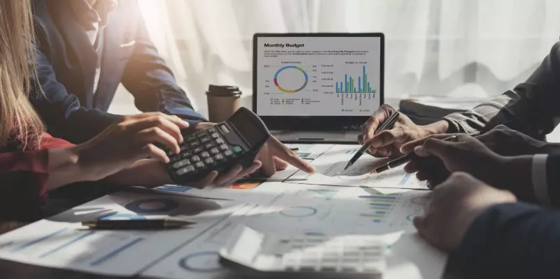 Executivos estudam balanços contábeis para definir o Valuation de uma marca.