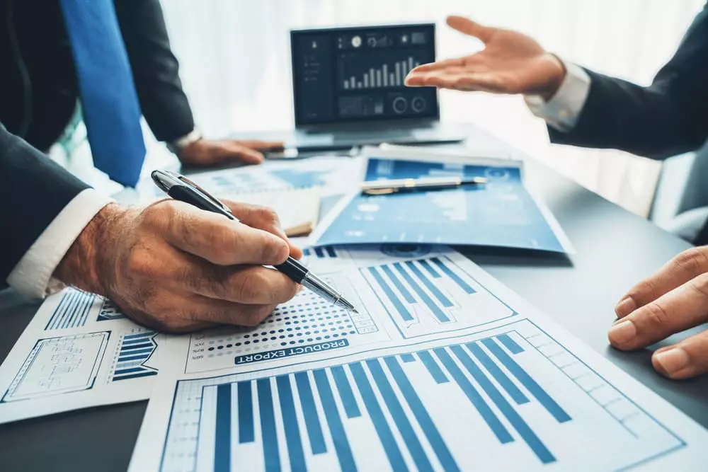 Empresários estudam balanços contábeis para definir o Valuation de uma empresa.